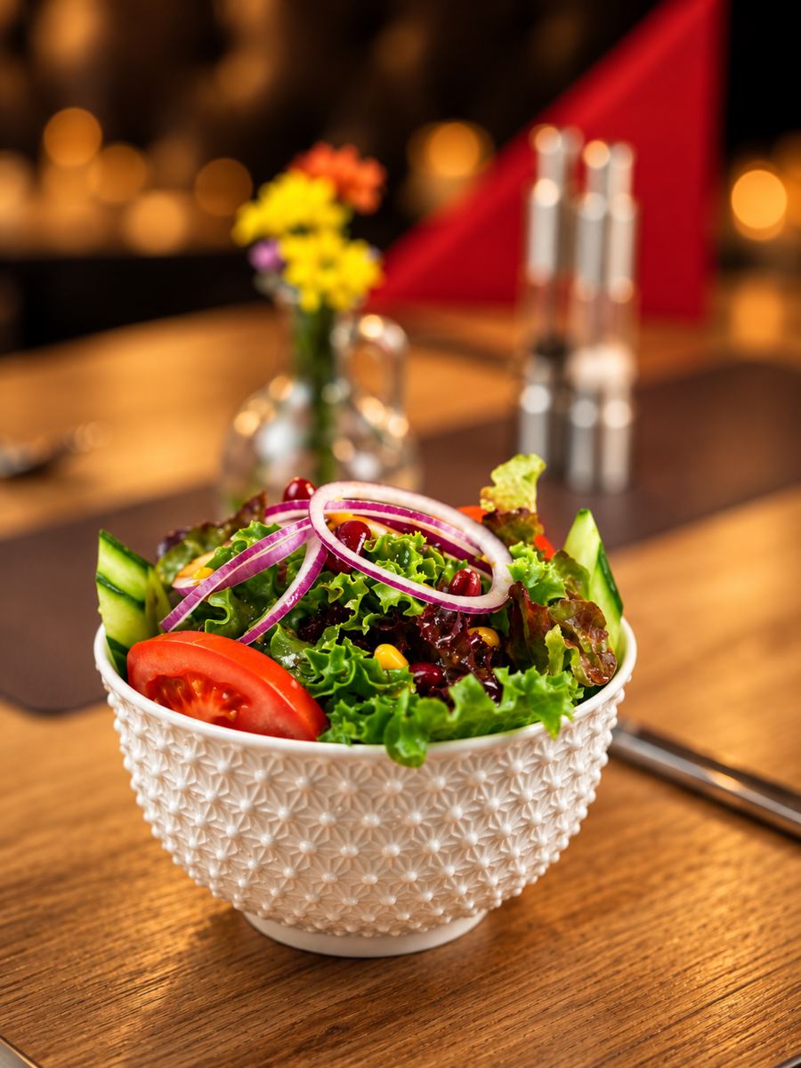 Salat der Saison in weißer Schale