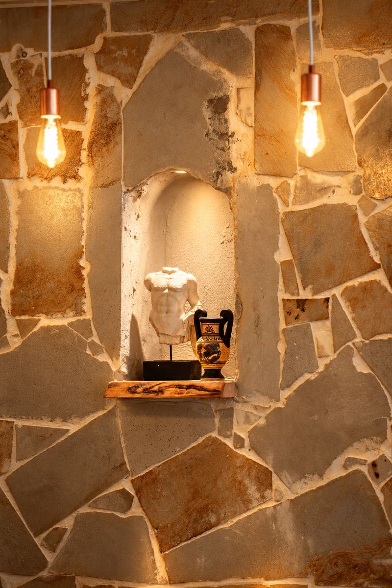 Nische in der Natursteinwand mit Lampen