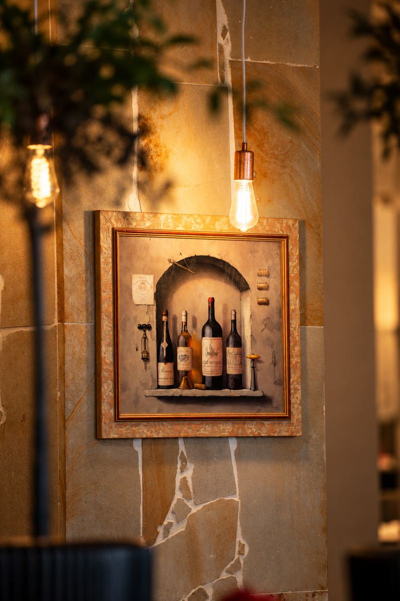Weinbild in der Natursteinwand mit Lampen